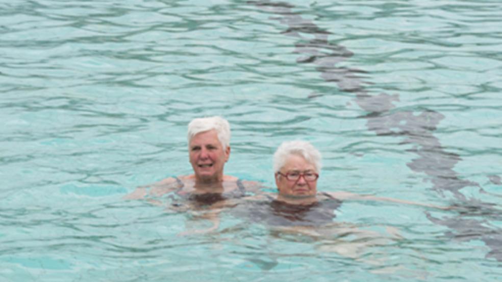 Treue Gäste: Annegret Klein und Monika Schön, Stammgäste aus Leer, freuen sich jedes Mal, wenn sie ins Friesenbad gehen können. © Foto: Abbas