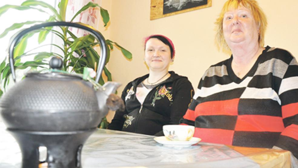 Wollen in Weener eine Selbsthilfegruppe für Menschen mit Depressionen und Ängsten gründen: Stefanie Bartel (links) und Irmgard Lüken.  © Foto: Boelmann