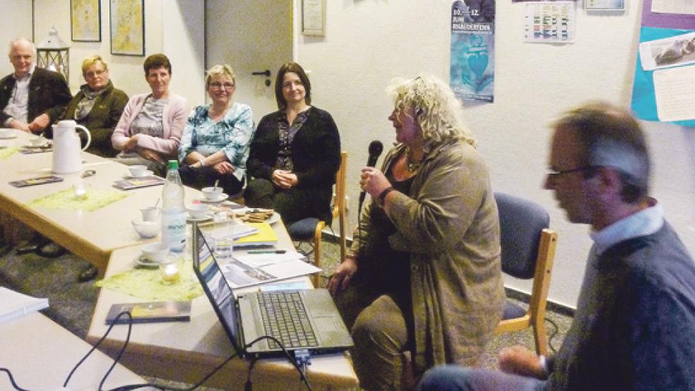 Berichteten in Holthusen aus Südafrika: Marius Blümel (rechts) und Pastorin Reinhild Gedenk. © Foto: privat