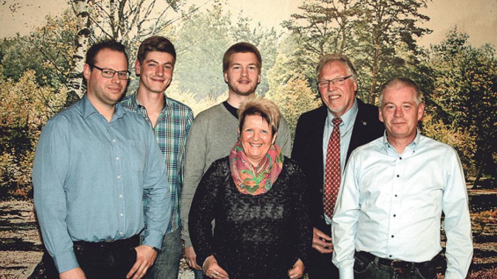 Der Vorstand des SPD-Ortsvereins Stapelmoor-Oberrheiderland: (von links) Kim Uwe Siemons, Thobias Evers, Klaas-Enno Haken, Ursula Mierke, Bernhard Siemons, Thomas Sowade. © Foto: privat