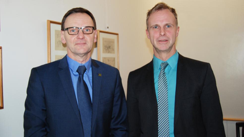 Nach seinem Besuch im Weeneraner Sozialausschuss kam Dieter Krott (links neben Fachbereichsleiter Hermann Welp), Leiter der Bezirksstelle Aurich der Kassenärztlichen Vereinigung, nun erneut in die Rheiderland-Stadt. Diesmal als Teilnehmer eines Runden Tisches zur ärztlichen Versorgung im Rheiderland. © Foto: Hoegen