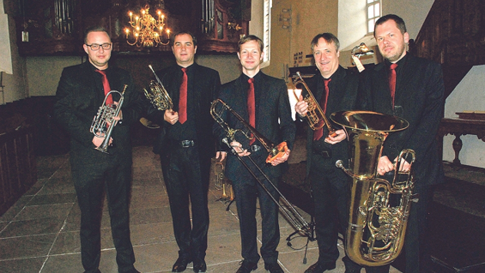 Die fünf Klangakrobaten von Classic Brass und ihre Instrumente: (von links) Zoltán Nagy (Trompete), Gábor Dalecker (Horn), Johannes Kronfeld (Posaune), Jürgen Gröblehner (Trompete) und Roland Krem (Tuba). © Fotos: Kuper
