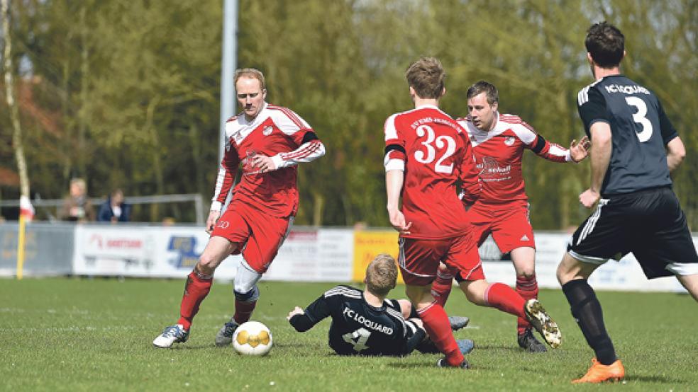 Kein Glück hatten die Jemgumer in der Begegnung mit dem FC Loquard. © Fotos: Bruins