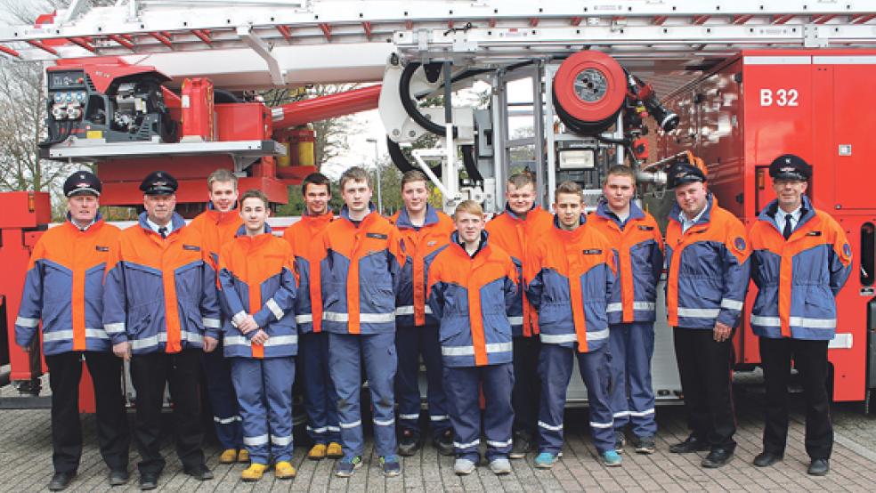 Die Teilnehmer und das Team: Im Bild von links Stadtjugendfeuerwehrwart Ewald Freese, stellvertretender Jugendwart Jens Kotte, Jonas Franssen, Marcel Teubner, Dominik Woltermann, Jannik Rand, Marco Pillekat, Florian Smidt, Björn Gersema, Nico Diddens, Dennis Tuin, stellvertretender Jugendwart Daniel Schmidt und Jugendwart Markus Diddens.  © Foto: Feuerwehr/Rand