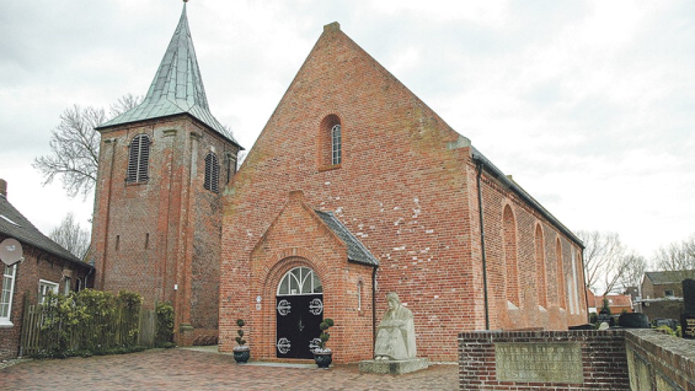 Frei neben der lutherischen Matthäikirche steht der Glockenturm wegen der schwierigen Bodenverhältnisse in Bingum. Der Turm wurde vor 250 Jahren errichtet. © Foto: Szyska
