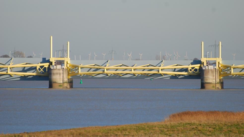 Die Durchfahrt durch das Emssperrwerk stellte zwei Binnenschiffer am Sonntag vor erhebliche Probleme. © Symbolfoto: Archiv