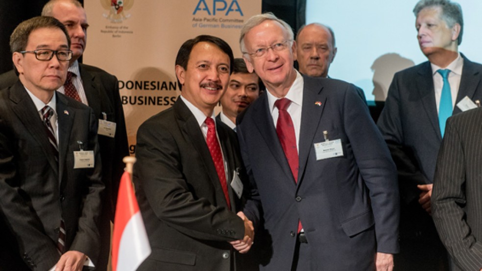 Partnerschaft mit Indonesien: Director Elfien Guntoro von der indonesischen Reederei PT Pelni und Bernard Meyer, Geschäftsführer Meyer Werft (Bildmitte) nach der Vertragsunterzeichnung. © Foto: Meyer Werft