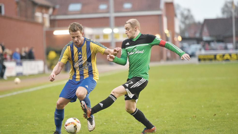 Den Weg nach vorn wollen die Weeneraner um Tom Siemens (links) im Heimspiel gegen Dunum mit Nachdruck suchen. © Foto: Bruins