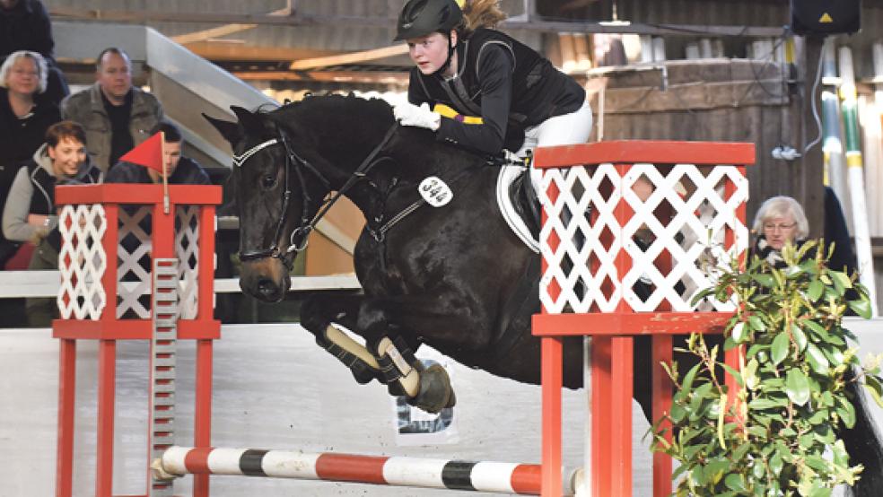 Sieg für Finja Frerichs: Die Amazone des bei der Jugendförderung vorbildlichen Reit- und Fahrvereins Bimgum gewann überlegen den Enova-Cup im Springen. © Foto: Gleich