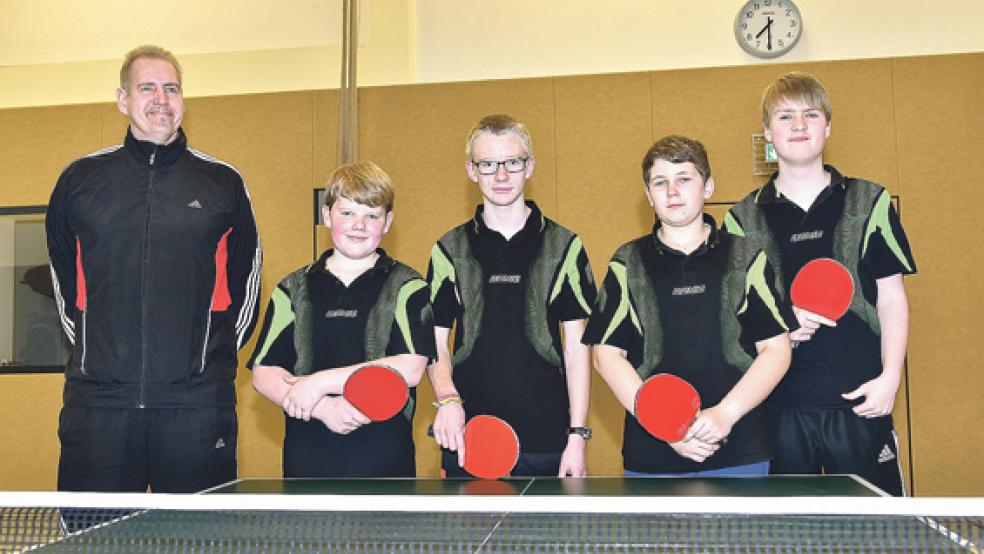 Titelträger aus Teutonias Tischtennis-Talenteschmiede: Adrian Swart, Andre Pastoor, Jonas Davids und Hendrik Markus gewannen die Meisterschaft in der Kreisliga. Ganz links ihr Trainer Engelbert Markus. © Foto: Bruins