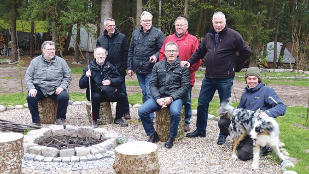 Die SPD-Fraktion (von links: Hinrich Sap, Werner Groen, Hans-Ludwig Timmer, Bernhard Siemons, Helmut Geuken, Hermann Jans und Manfred Robbe) ließ sich von Marc Schoepke über seine Pläne bei der Paddel- und Pedal-Station informieren.  © Foto: SPD
