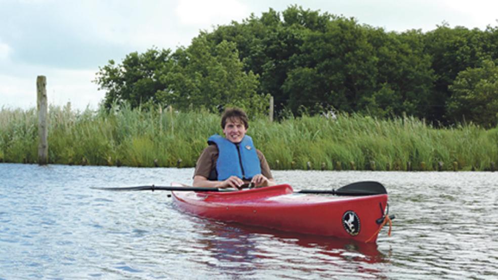 Arno Ewen im Kajak: Er ist Fachbereichsleiter für das Angebot »Paddel und Pedal« bei der Touristik GmbH »Südliches Ostfriesland«. © Foto: Landkreis Leer