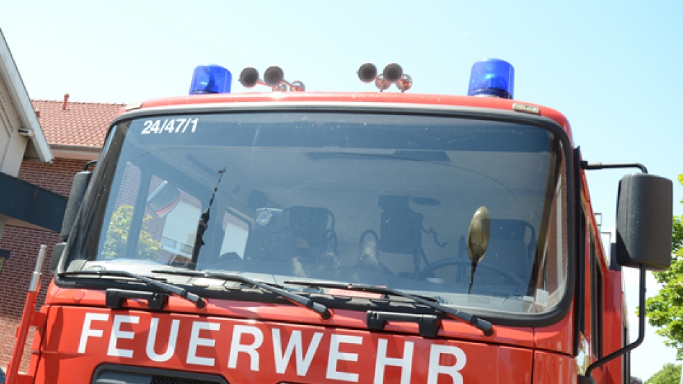 Die Feuerwehr Weener war mit zwei Feuerwehrfahrzeugen dem Tanklöschfahrzeug TLF 16 TLF und dem Löschgruppenfahrzeug LF 16 und 14 Einsatzkräften vor Ort. © Foto: RZ-Archiv