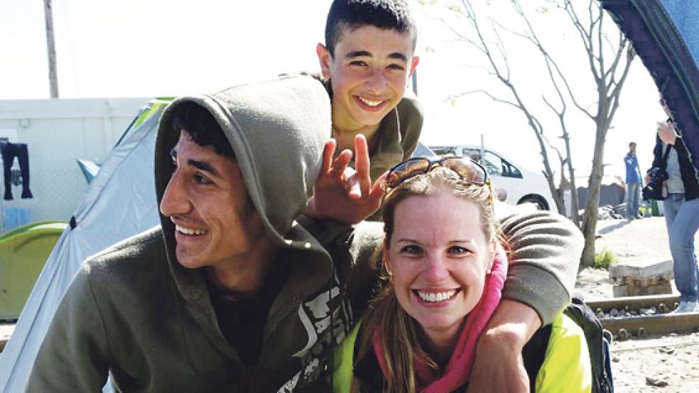 Eindrücke von der Papenburgerin Ivonne Meinders (rechts), die zwei Wochen in den Flüchtlingslagern im griechischen Idomeni geholfen hat. © Fotos: privat