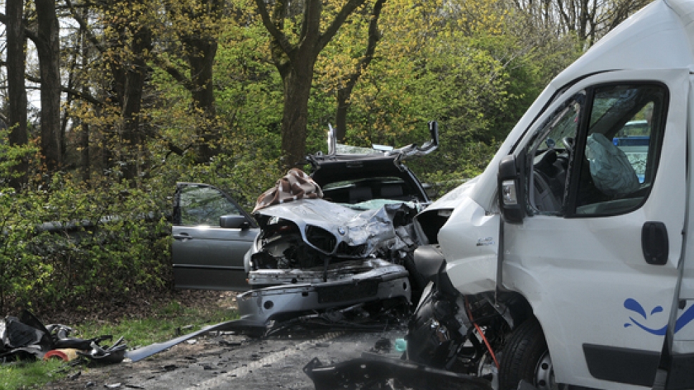 Beide Fahrzeuge wurden durch den Zusammenstoß schwer beschädigt.  © Foto: Helmers