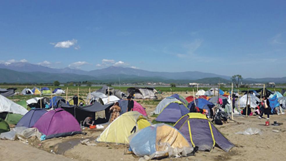 Eindrücke von der Papenburgerin Ivonne Meinders (rechts), die zwei Wochen in den Flüchtlingslagern im griechischen Idomeni geholfen hat. © Fotos: privat