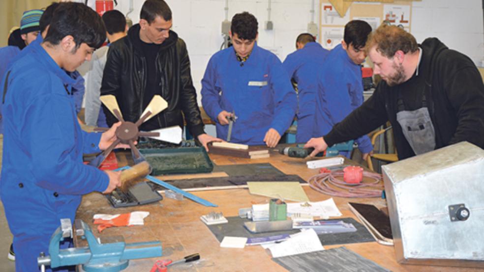 Vormittags in den Sprachkurs und nachmittags an die Werkbank, so könnte das Projekt »Lernwerkstatt« ablaufen. Auf dem Bild: junge Flüchtlinge in der Bildungseinrichtung der KH LeerWittmund. © Foto: privat