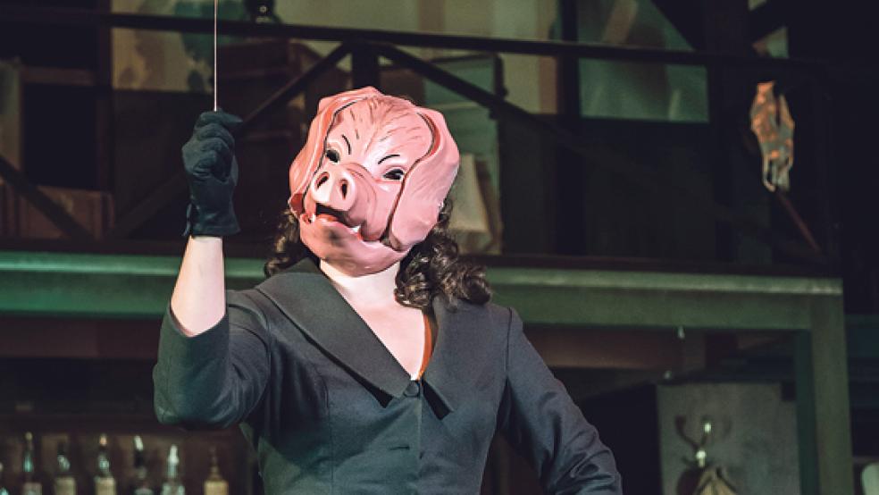 In ihrer Rolle als Holly zeigt sich Sarah Horak resolut und keck. © Foto: Landesbühneat