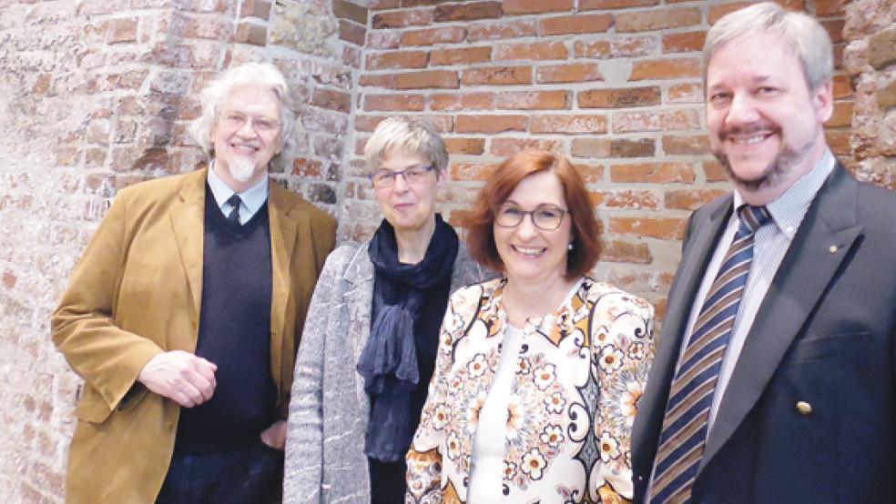 Werben für die Tagung in der Johannes a Lasco BIbliothek: Marius Lange van Ravenswaay, Raingard Esser, Andrea Strübind und Klaas-Dieter Voß (von links). Sie stehen vor der einstigen Sakristeitür der Großen Kirche.  © Foto: privat