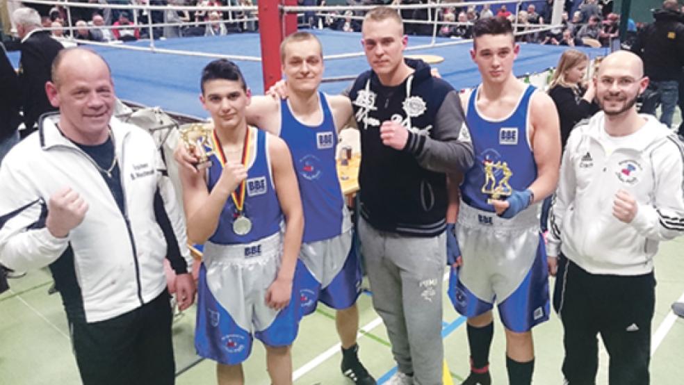 Für die Boxgemeinschaft in Hemmoor am Start waren (v. l.) Bernhard Westmark, Elias Milou, Roman Pickard, Lasse Held, Alexander Kurilenko und Eugen Gottfried. © Foto: privat