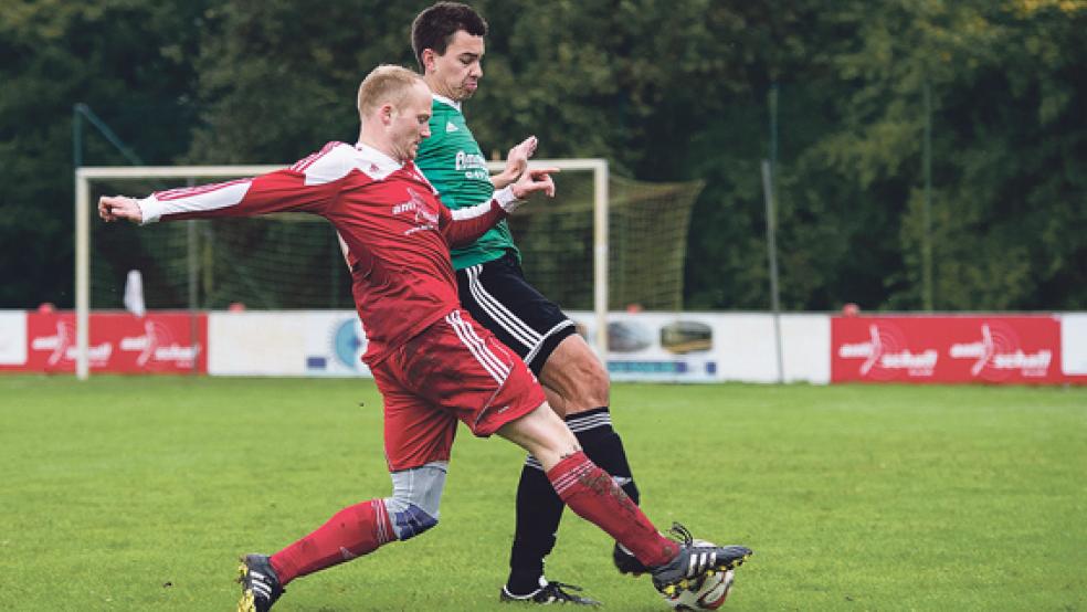 Den Großteil der Zweikämpfe haben im Derby-Hinspiel die Jemgumer um Matthias Giertz gegen die Bingumer um Enno Freese für sich entschieden. Sonntag will der BSV Wiedergutmachung betreiben, während der SV Ems den Nachbarn erneut besiegen will. © Foto: Mentrup