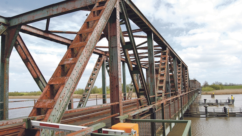 Die Friesenbrücke ist unpassierbar und ein Fährersatzverkehr wohl kaum finanzierbar, auch wenn weitere Gespräche laufen und eine »Task Force« vor der Gründung steht. © Foto: Hoegen