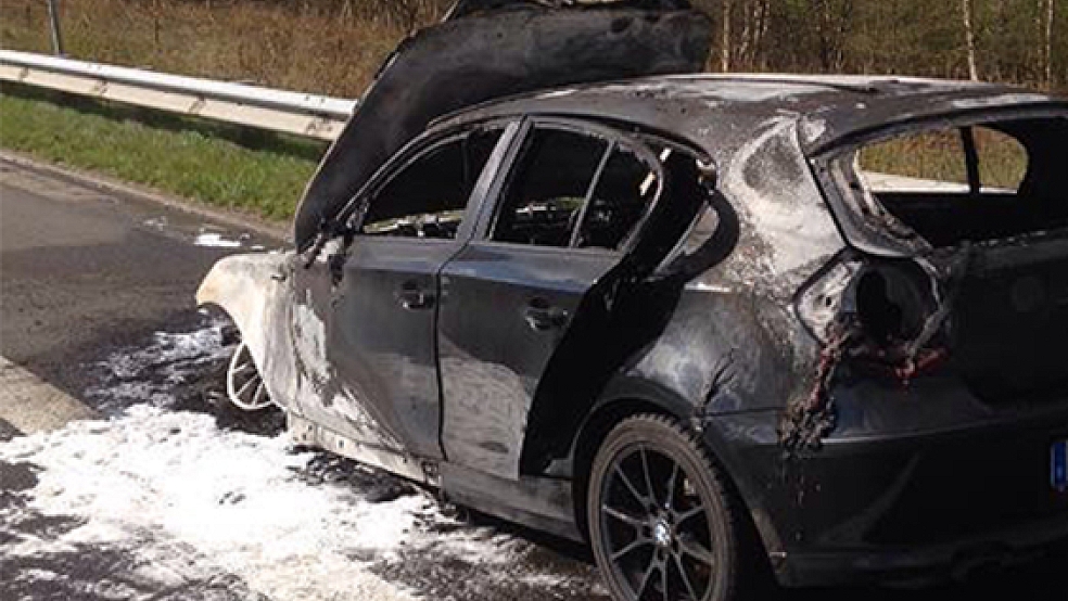 Von dem 1er BMW blieb nach dem Brand auf der Autobahn nur ein Haufen Schrott übrig. © Foto: Feuerwehr