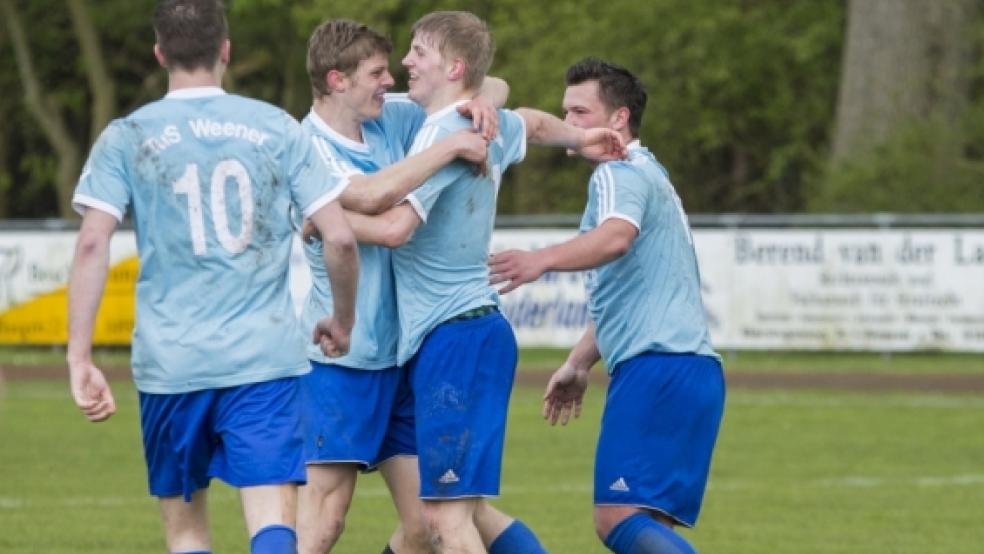 Weeneraner Jubel über das 2:1. Niklas und Steffen Busemann herzen sich, auch Sven Labitzke feiern mit. © Foto: Mentrup