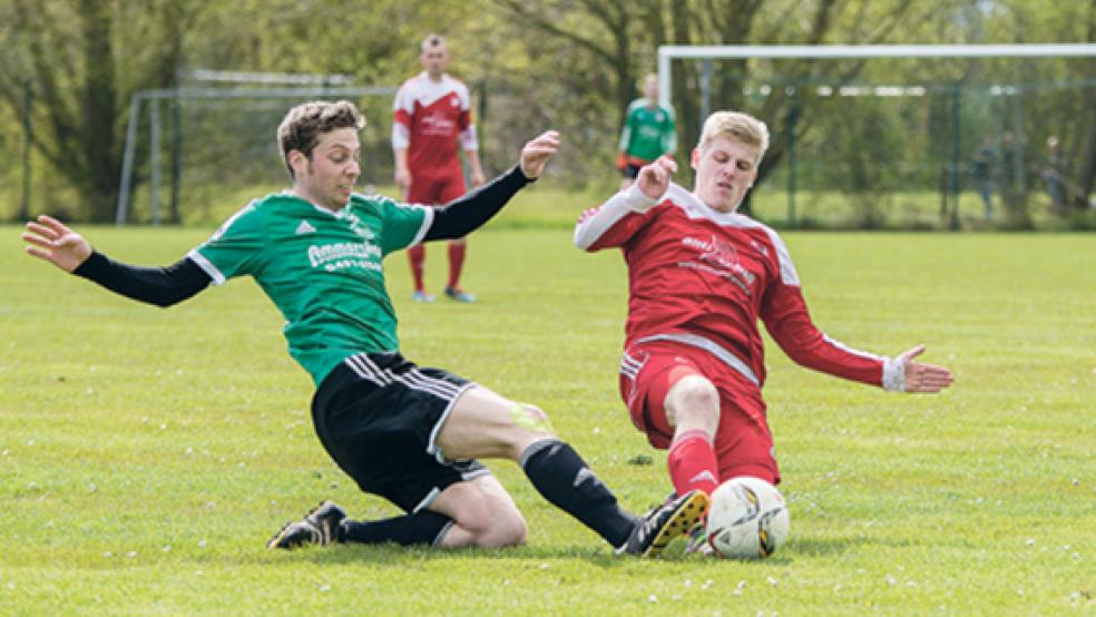 Keinem Zweikampf aus dem Weg gingen Bingums Kevin Kok (l.) und Jemgums Nils van Loh.  © Foto: Mentrup