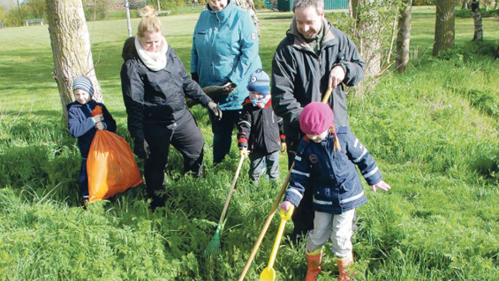 Die jungen Helfer Keno, Oskar und Eva (von links) machten ebenfalls beim Umwelttag mit - auch wenn die Hilfsgeräte nicht immer die richtige Länge hatten. © Foto: Kuper
