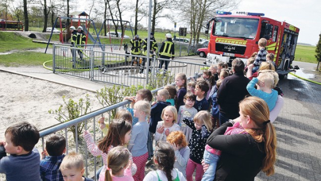 Kinder über Notrutsche ins Freie geleitet