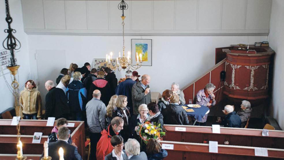 Witterungsbedingt fand der Empfang anlässlich des Abschieds und des Jubiläums gestern in der Kirche statt. © Foto: Kuper