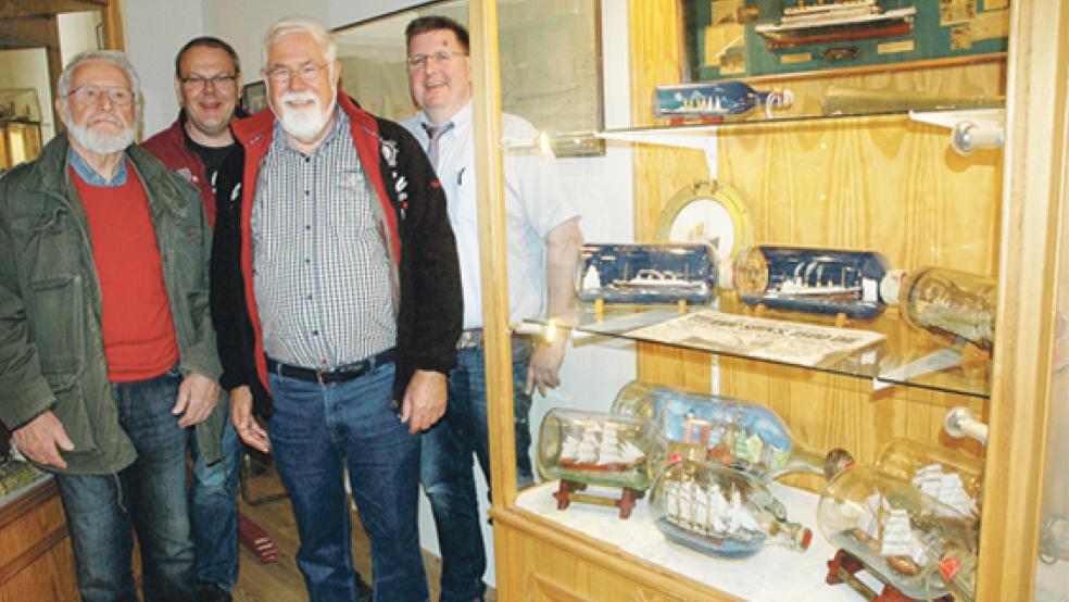 In 30 Glasvitrinen werden die Buddelschiffe zur Schau gestellt. Auf die Eröffnung des Museums freuen sich (von links) Buddelschiffbauer Albertus Looden aus Reppenstedt, Museumsbetreuer Dieter Jessen, Organisator Dieter Weers und Marktbetreiber Gunnar Blank. © Foto: Szyska
