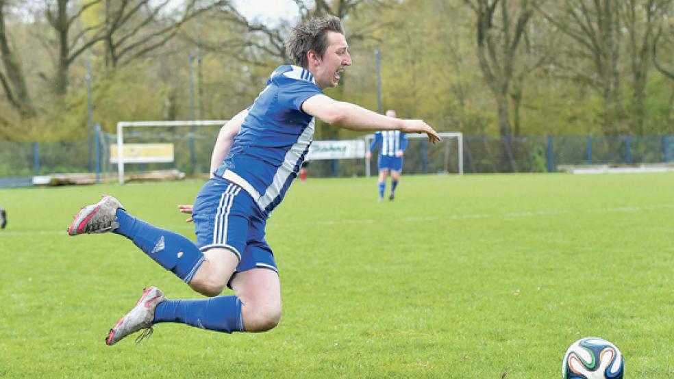 Eine schmerzhafte Bruchlandung verhinderten die Sportfreunde um Alexander Babenko, der beim 7:0 gegen Holtland II allerdings auch mal einstecken musste. © Foto: Bruins