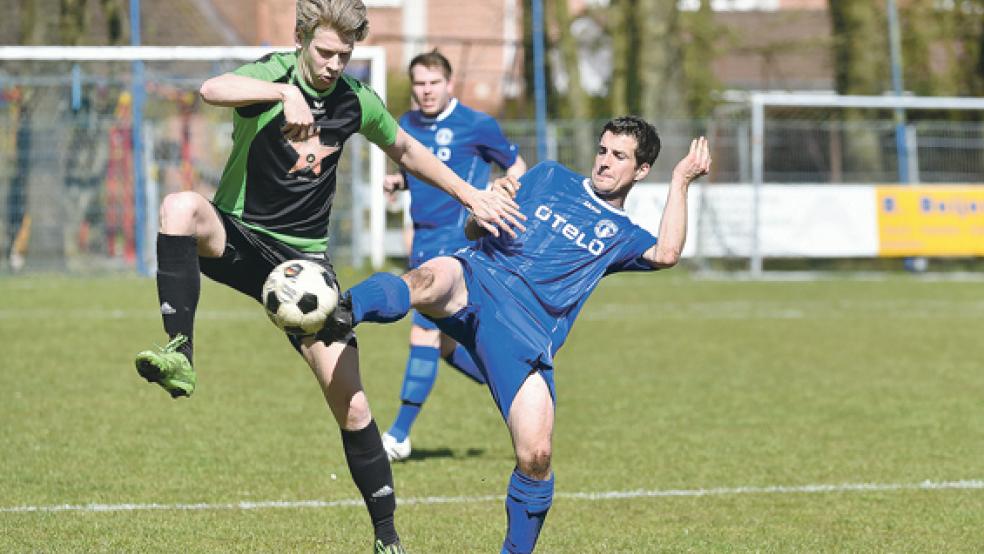 Ganz lang macht sich Möhlenwarfs Doppeltorschütze Uwe Barth (r.) in dieser Szene und spielt den Ball so vor seinem Gegenspieler. © Foto: Bruins