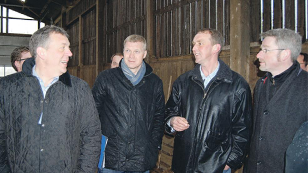 Beim Stallrundgang: Von links die beiden Landtagsabgeordneten Helmut Dammann-Tamke und Ulf Thiele, Landwirt Reinhard Schüür und CDU-Landratskandidat Dr. Dirk Luerßen. © Foto: Hoegen