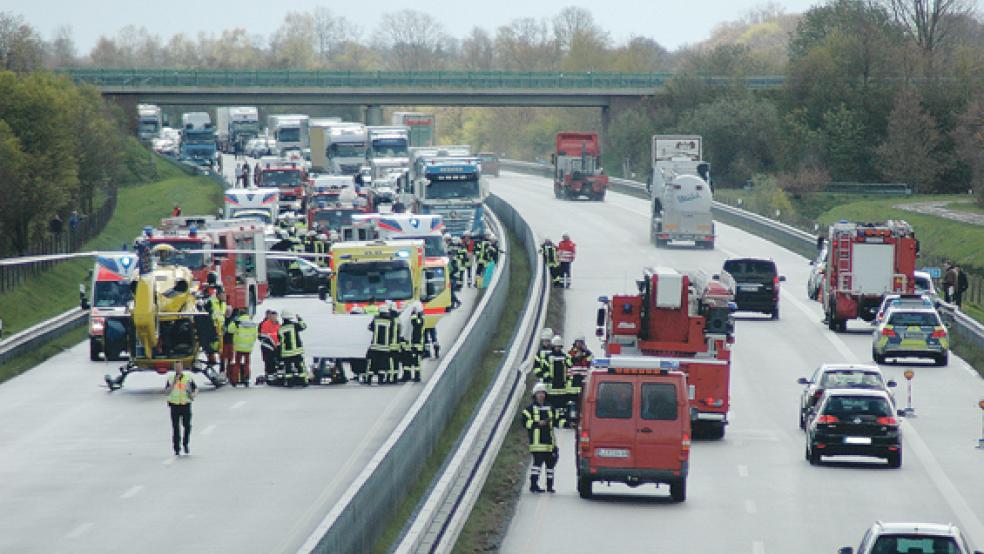 Auch ein Rettungshubschrauber kam zum Einsatz, nachdem sich heute gegen 14 Uhr fast zeitgleich, aber voneinander unabhängig acht Verkehrsunfälle auf einem Streckenabschnitt der A 31 zwischen Rhede und Wymeer ereigneten. © Foto: Szyska