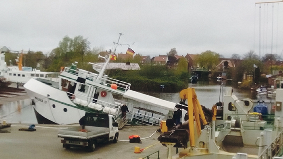 Heck unter Wasser: Die »Wega 2« gestern Vormittag auf der Schiffswerft Diedrich in Oldersum. © Foto: privat