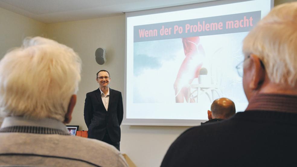 Dr. Rudolf Pietryga, Chefarzt der Klinik für Allgemein-/Visceralchirurgie und Proktologie am Leeraner Klinikum, hielt am Montagabend im Krankenhaus Rheiderland in Weener einen Vortrag zum Thema »Erkrankungen des Enddarms«.  © Foto: Boelmann