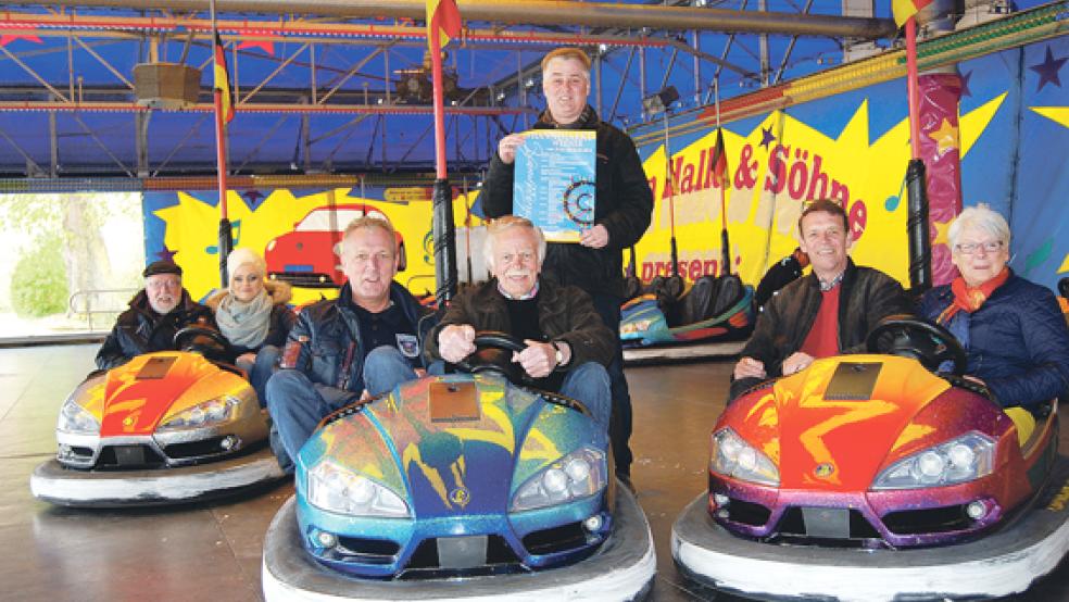 »Geben Gas« für den Johannimarkt: Von links Herbert Cordes (»Harmonie) und Christiane Dorenbos (Stadt Weener), Helmut Erfkamp (Feuerwehr Weener), Schausteller Jonny Eden, Marktmeister Hinderk Leemhuis, Schausteller Theo von Halle und Gertrud Cordes (»Harmonie«). © Foto: Hoegen