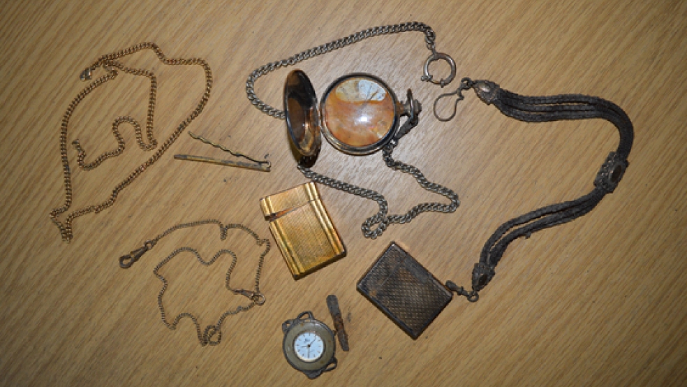 Diese Fundstücke hat die Polizei sichergestellt und sucht nun die Besitzer von Schmuck und Uhren. © Foto: Polizei