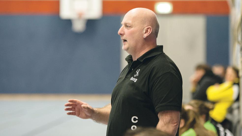 Mit der zweiten Halbzeit war der Trainer der HSG Weener/Bunde II, Georg Smidt, nicht zufrieden. © Foto: Mentrup