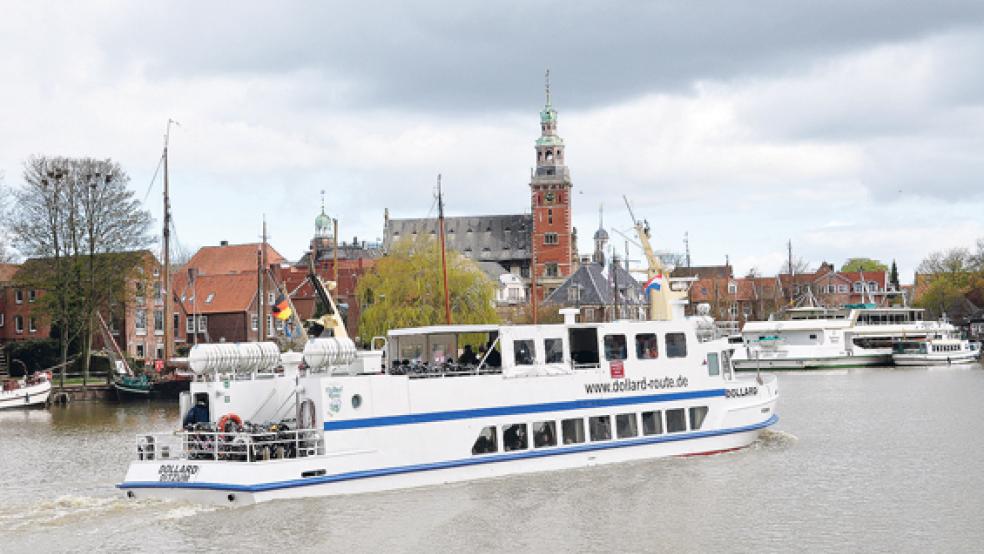 Die »Dollard« dreht mit Kapitän Bernhard Koormann am Steuerrad eine Runde durch den Hafen von Leer, bevor sie mit Kurs Ditzum den Hafen der Stadt verlässt. © Foto: Wolters
