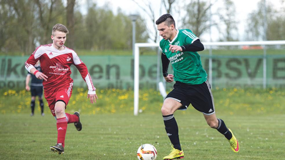 Gleichauf waren Bingums Anatolij Buksmann (r.) und Jemgums Hauke Bugiel im Derby. Beide wollen nun am Sonnabend mit ihren Teams Siege einfahren. © Foto: Mentrup