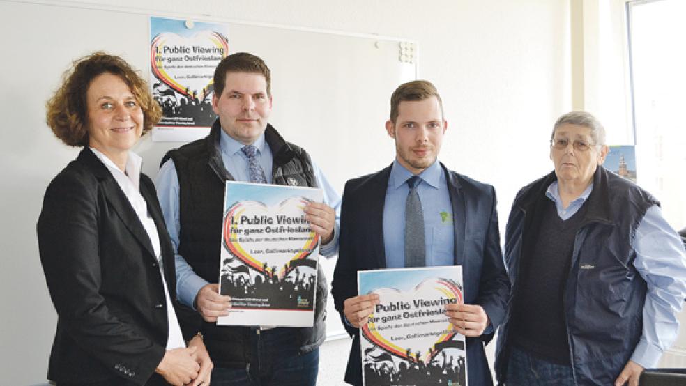 Freuen sich auf eine positive Stimmung beim Public Viewing (von links): Die Leeraner Bürgermeisterin Beatrix Kuhl mit den Veranstaltern Ekko Gosch und René Schwinning und deren Berater Karl Fischer. © Foto: Stadt Leer