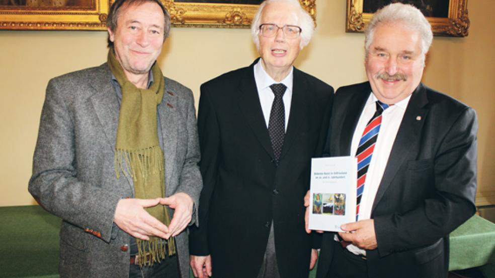 Es ist vollbracht: Dr. Walter Baumfalk (Mitte) freut sich gemeinsam mit Landschaftspräsident Rico Mecklenburg und Laudator Herbert Müller (links) über die Veröffentlichung seines Lexikons.  © Foto: Jürgens