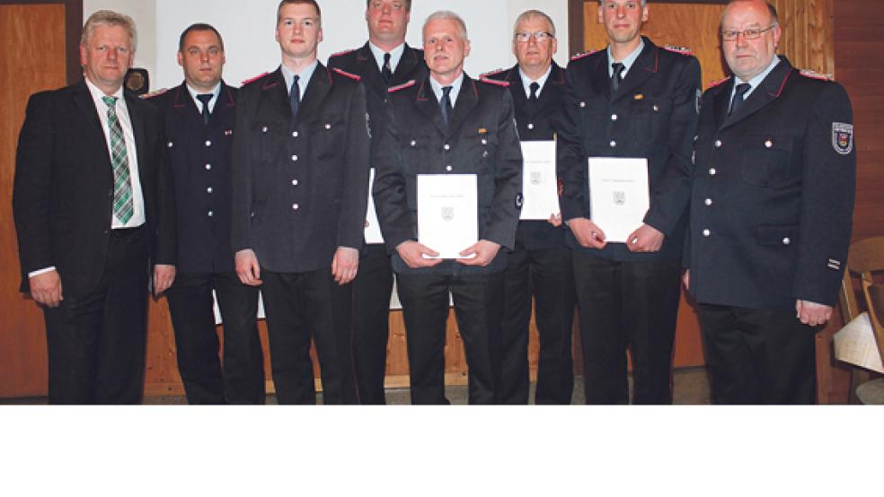 Nach den Ernennungen: Von links Bürgermeister Ludwig Sonnenberg, Stadtbrandmeister Jörg Fisser, Klaas-Enno Haken, Alwin Meints, Frank-Thomas Obst, Enno Nagel, Thorsten Duismann und der stellvertretende Stadtbrandmeister Gerhard Kuper.  © Foto: Feuerwehr/ Rand