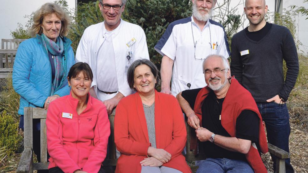 Das Team des Qualifizierten Entzugs in Weener: (von links) Martina Salzwedel, Suchttherapeutin Birgit Grube, Chefarzt Dr. Markus Dornbach, Psychiaterin Dr. Jutta Ikuye, Gesundheits- und Krankenpfleger Herbert Fokken, Suchttherapeut Franz-Josef Hopmann und Suchttherapeut Uwe Dogs. © Foto: privat