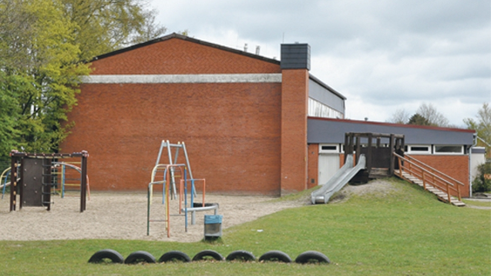 Die Turnhalle in Holthusen wird sowohl von Grundschule und Kindergarten als auch vom Sportverein genutzt. Sanierungsbedarf herrscht seit Jahren. Durch die geplanten Maßnahmen soll sich auch die Energiebilanz verbessern. © Foto: Boelmann