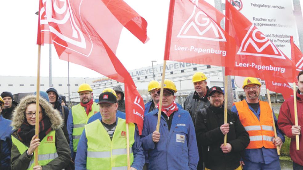 Die Vertrauensleute der IG Metall zogen mit 2000 Kollegen zum Tor, um sich zwei Stunden früher abzumelden. © Foto: IG Metall